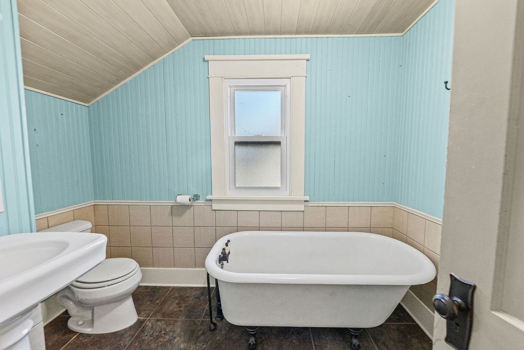 Image 32 of property listing at 527 E 4th Street, Centralia, IL 62801