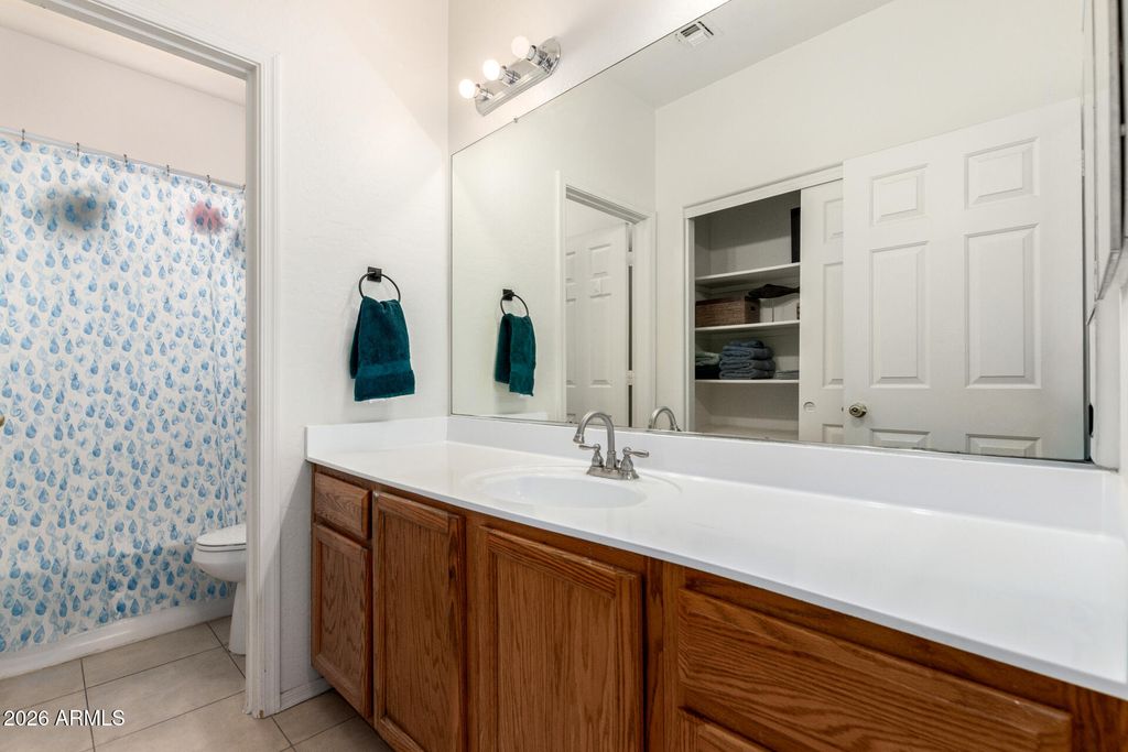 Image 10 of property listing at 812 W SAINT CHARLES Avenue, Phoenix, AZ 85041