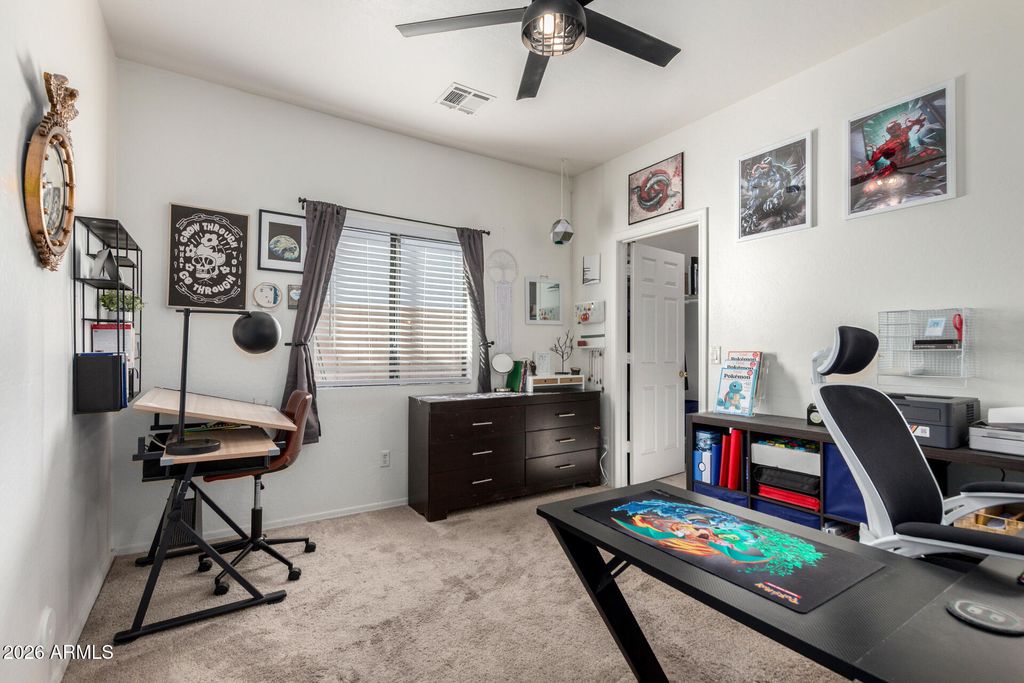 Image 11 of property listing at 812 W SAINT CHARLES Avenue, Phoenix, AZ 85041