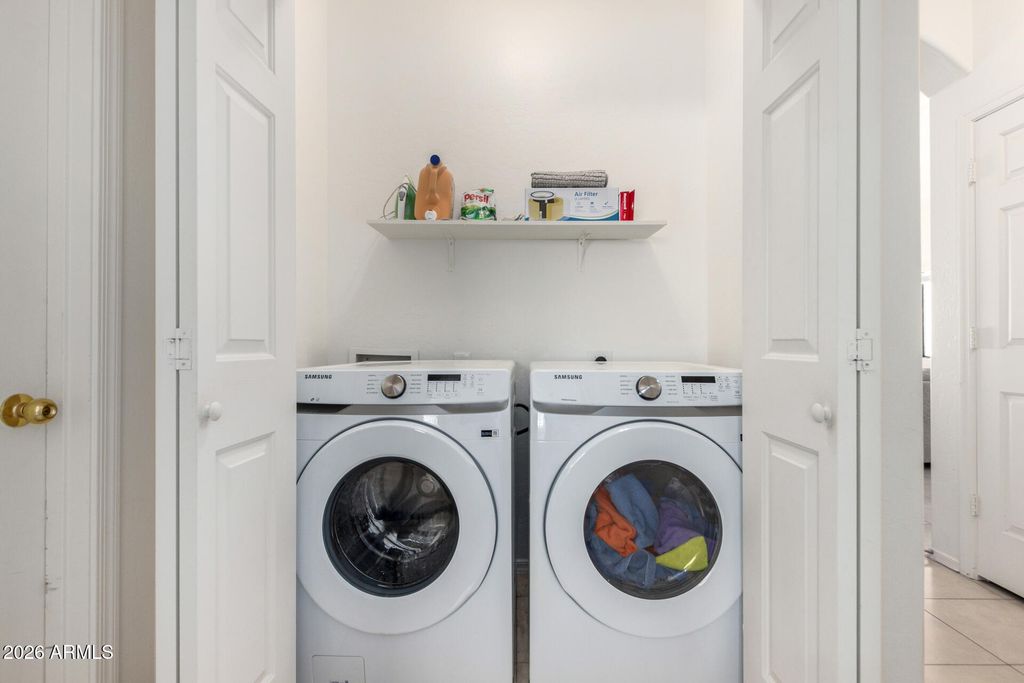 Image 13 of property listing at 812 W SAINT CHARLES Avenue, Phoenix, AZ 85041