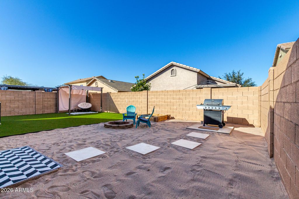 Image 15 of property listing at 812 W SAINT CHARLES Avenue, Phoenix, AZ 85041