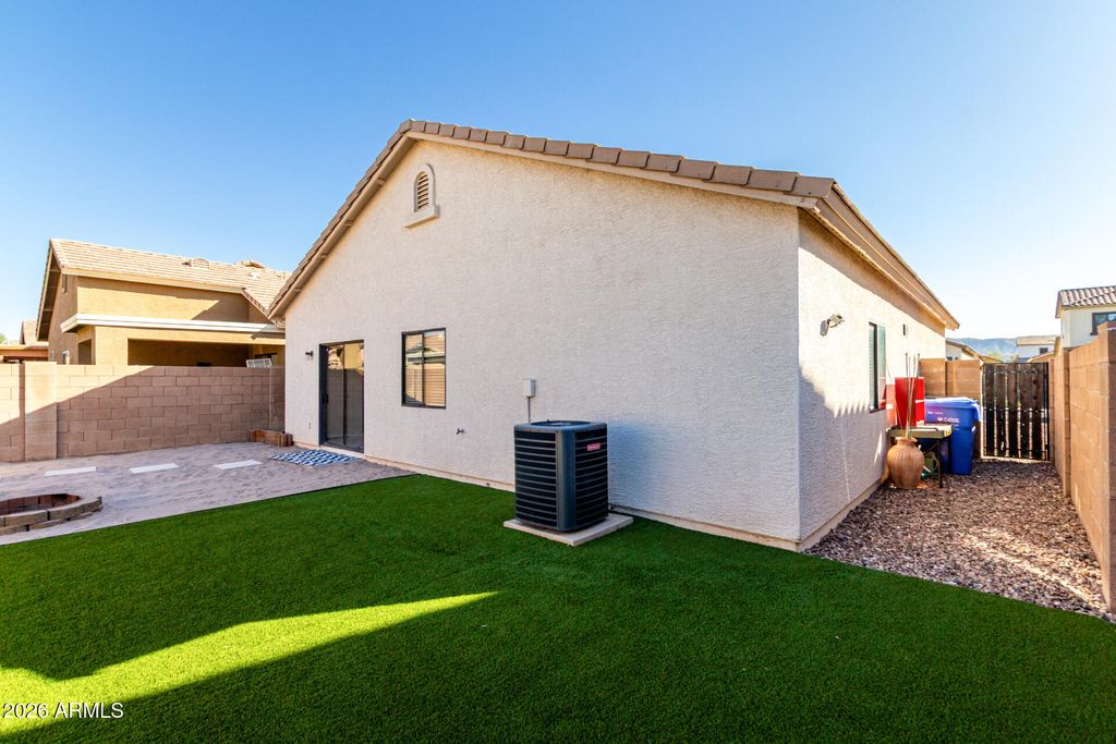 Image 18 of property listing at 812 W SAINT CHARLES Avenue, Phoenix, AZ 85041