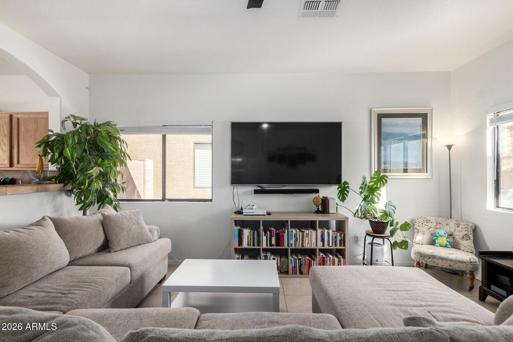 Image 4 of property listing at 812 W SAINT CHARLES Avenue, Phoenix, AZ 85041