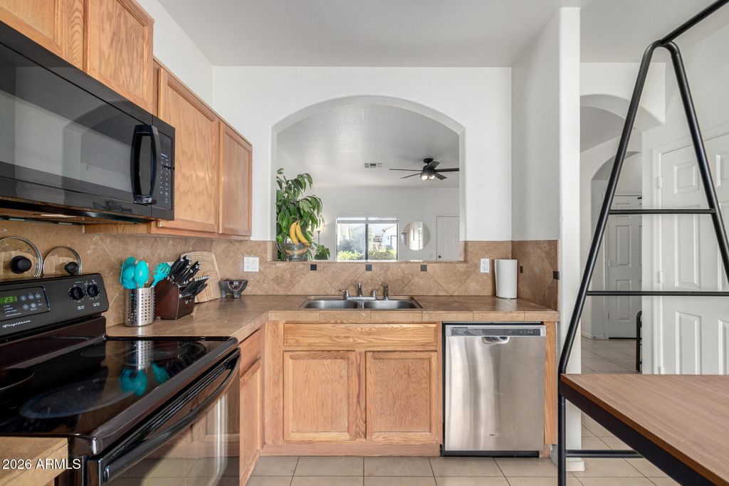 Image 6 of property listing at 812 W SAINT CHARLES Avenue, Phoenix, AZ 85041