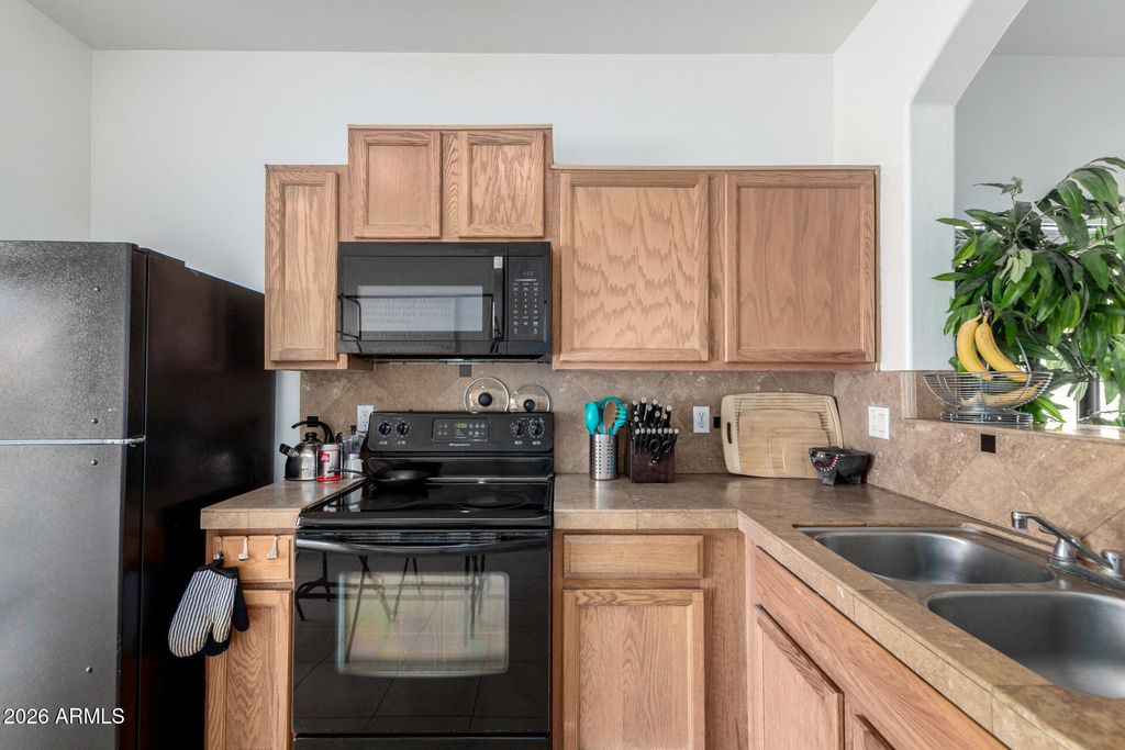 Image 7 of property listing at 812 W SAINT CHARLES Avenue, Phoenix, AZ 85041