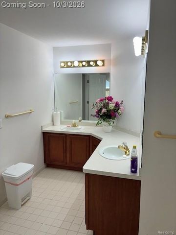 1130 Oak Valley Drive, Pontiac, MI 48341