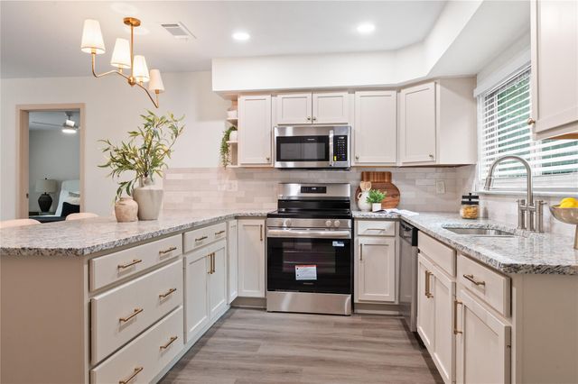 7 S Cypress Pine Drive, The Woodlands, TX 77381