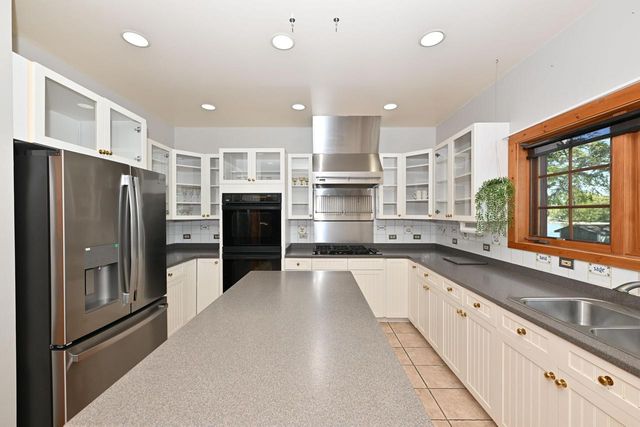29221 Elm Island DRIVE, Waterford, WI 53185