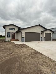 664 EAGLE CT, Box Elder, SD 57719