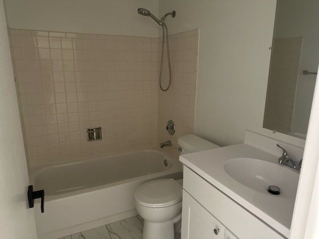 380 Heather Court 2B, Schaumburg, IL 60193