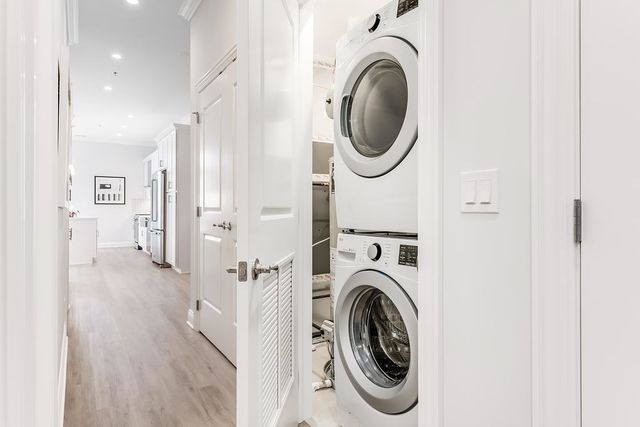 7652 Madison Street 201, Forest Park, IL 60130