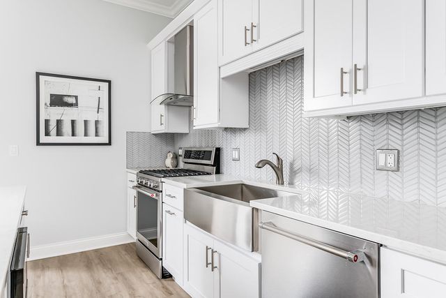 7652 Madison Street 201, Forest Park, IL 60130