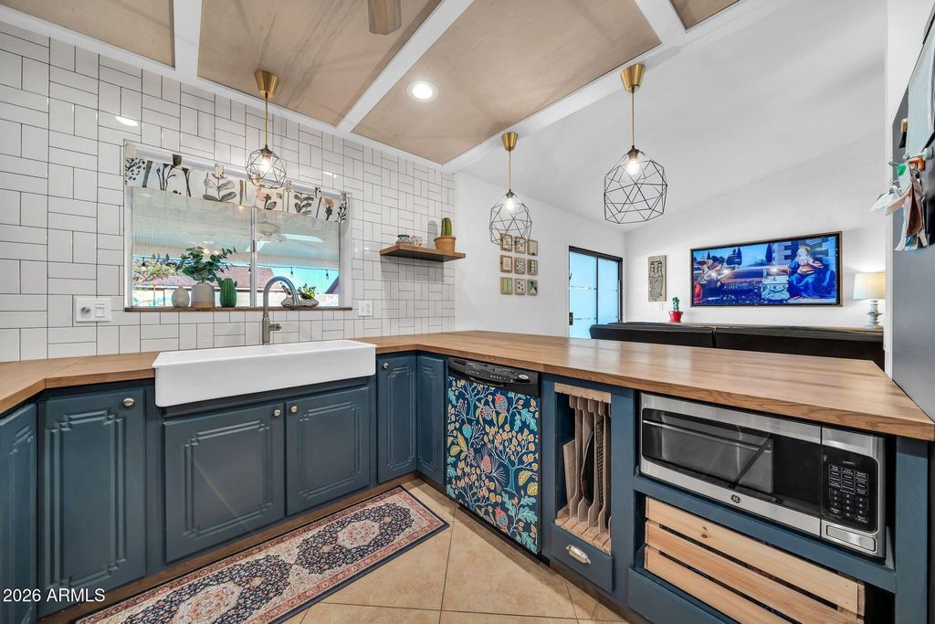 Image 13 of property listing at 8342 W SELDON Lane, Peoria, AZ 85345