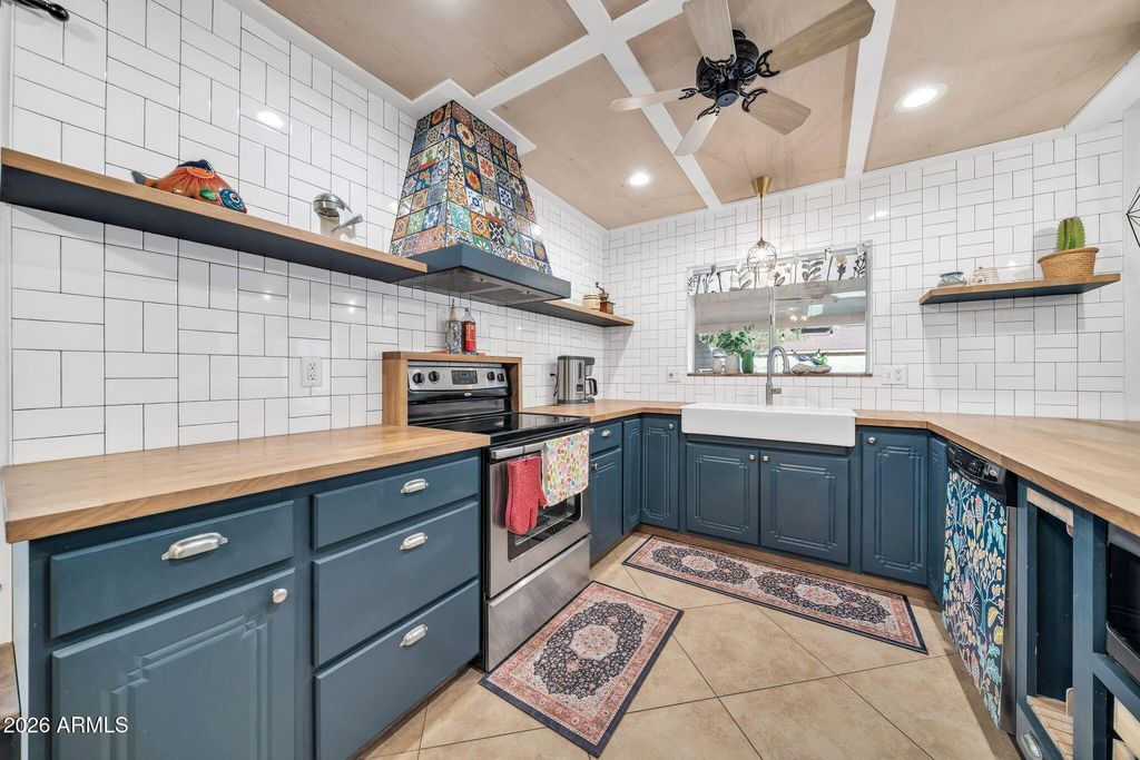 Image 14 of property listing at 8342 W SELDON Lane, Peoria, AZ 85345