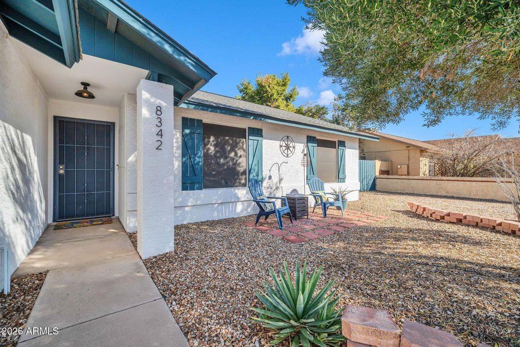 Image 3 of property listing at 8342 W SELDON Lane, Peoria, AZ 85345