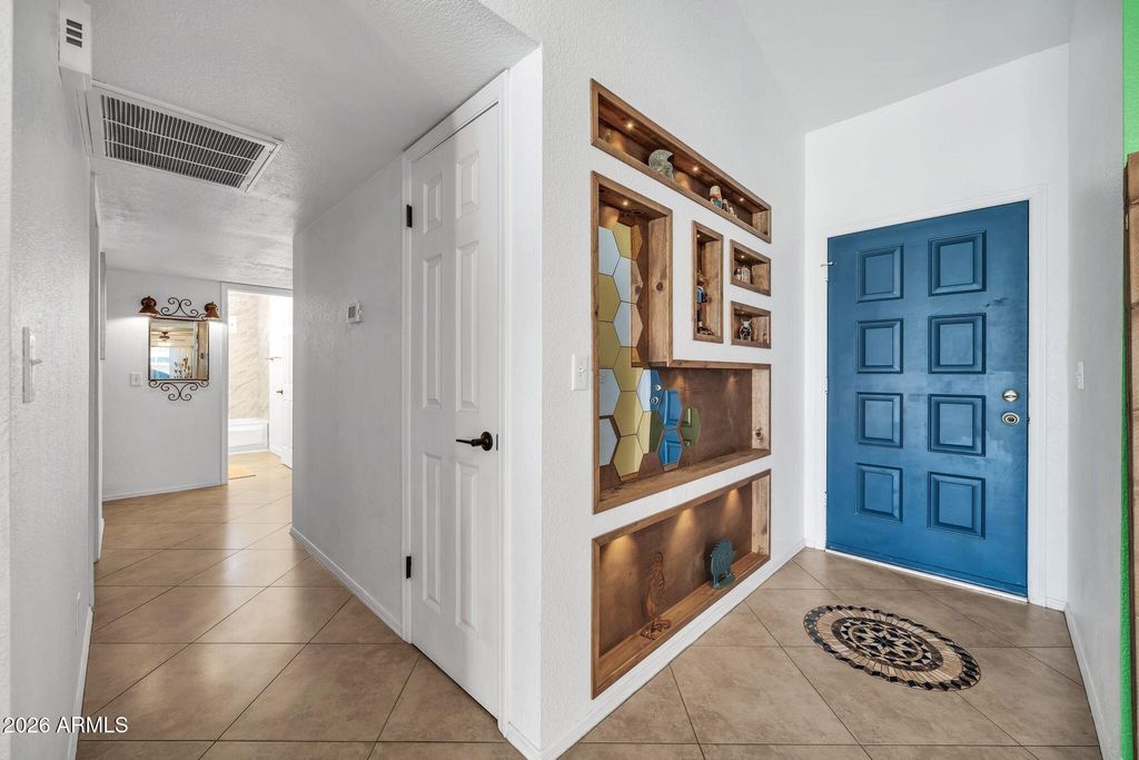 Image 4 of property listing at 8342 W SELDON Lane, Peoria, AZ 85345