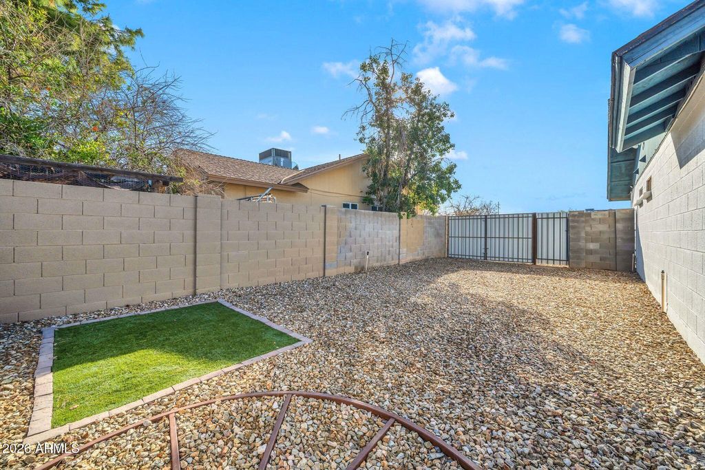 Image 40 of property listing at 8342 W SELDON Lane, Peoria, AZ 85345