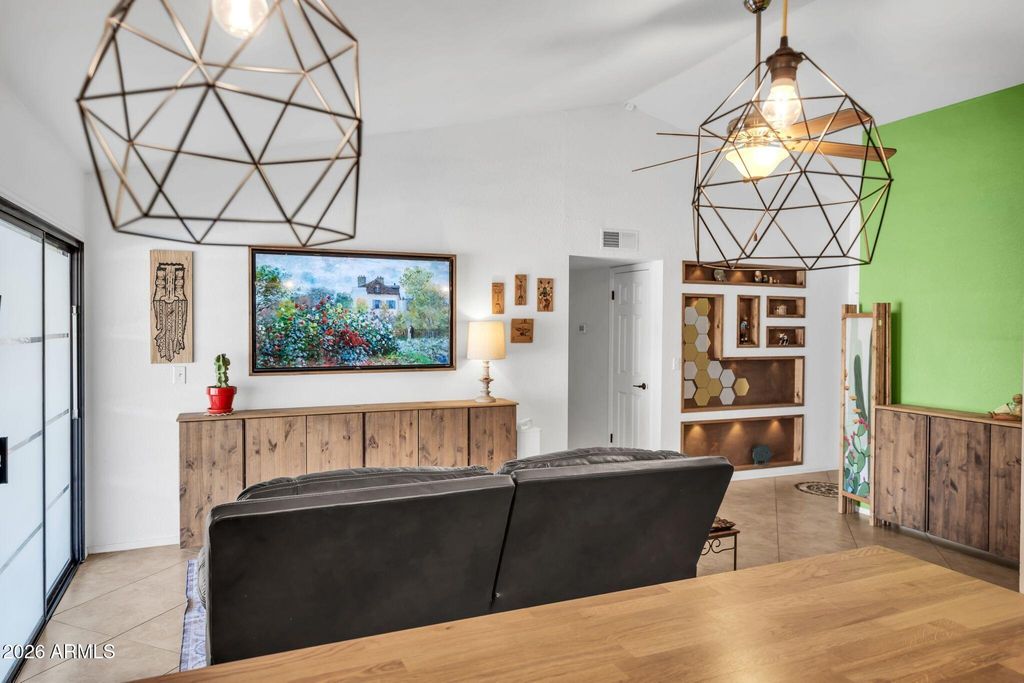 Image 5 of property listing at 8342 W SELDON Lane, Peoria, AZ 85345