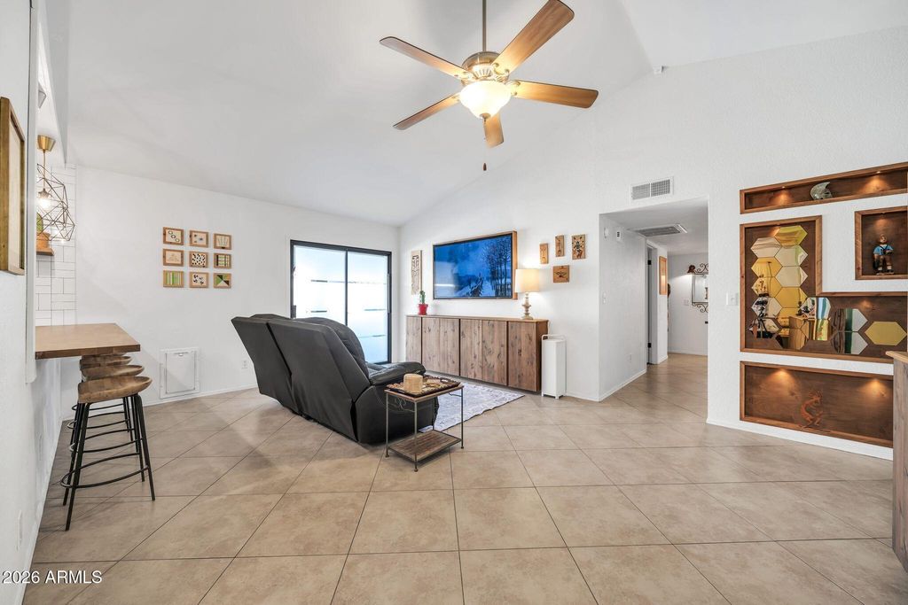 Image 6 of property listing at 8342 W SELDON Lane, Peoria, AZ 85345