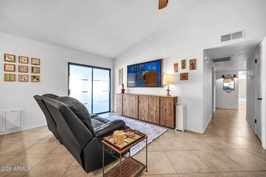 Image 7 of property listing at 8342 W SELDON Lane, Peoria, AZ 85345