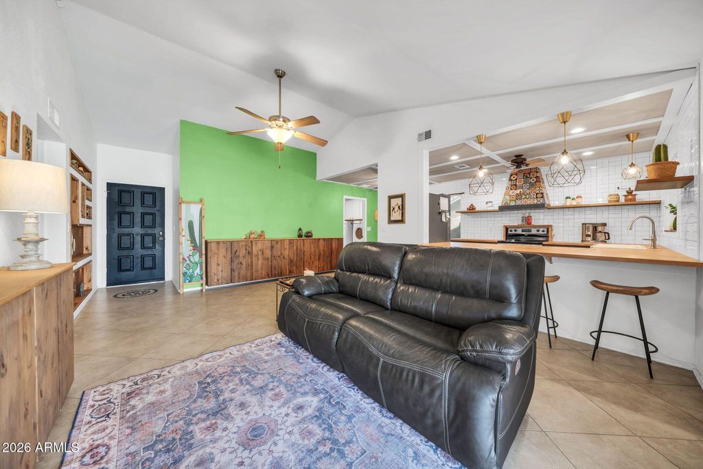 Image 8 of property listing at 8342 W SELDON Lane, Peoria, AZ 85345