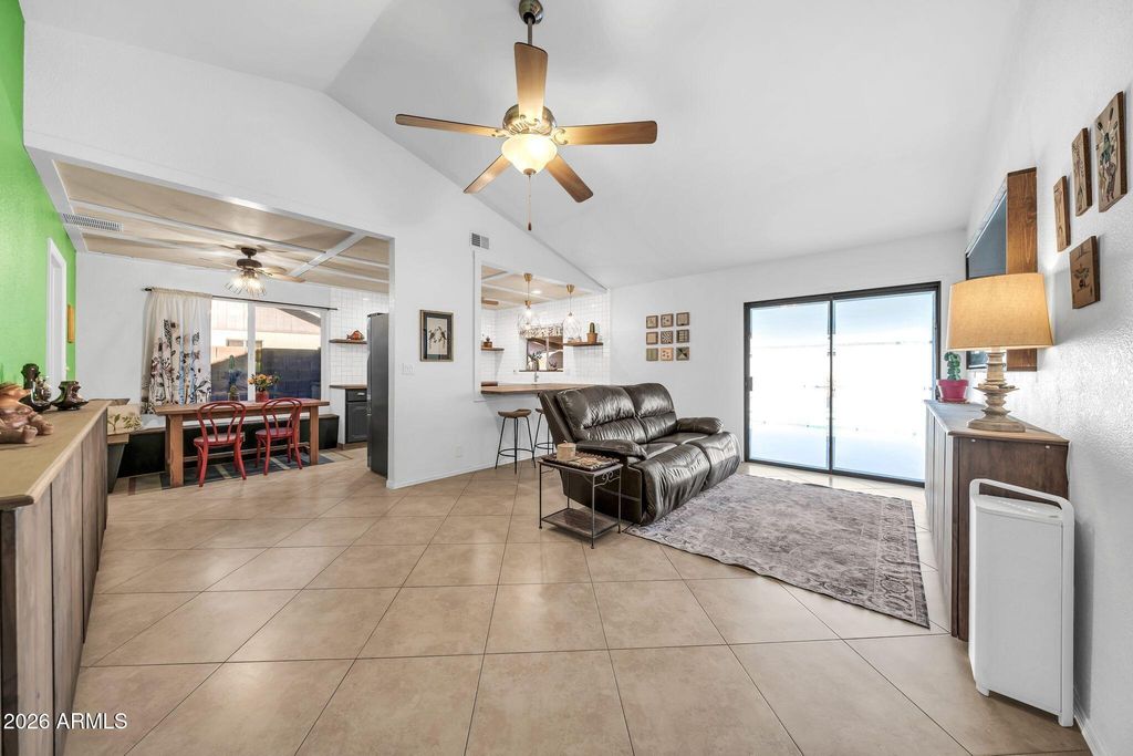 Image 9 of property listing at 8342 W SELDON Lane, Peoria, AZ 85345
