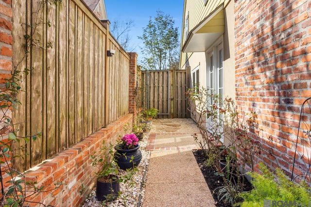 652 Plantation Ridge Ln, Baton Rouge, LA 70810