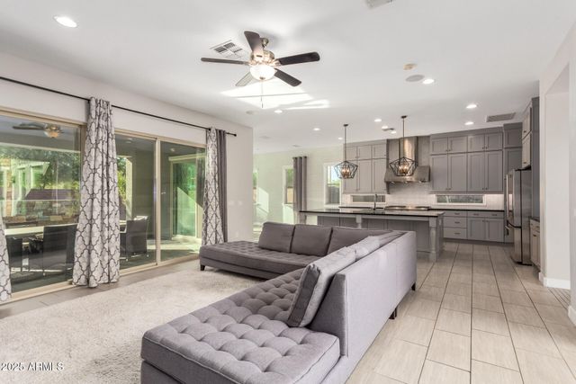 4318 S REDCLIFFE Drive, Gilbert, AZ 85297