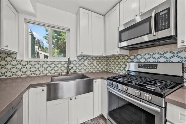 22117 Burbank 5, Woodland Hills, CA 91367