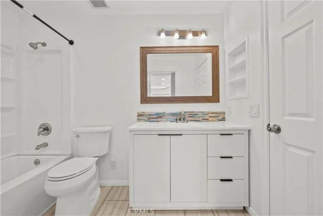 22117 Burbank 5, Woodland Hills, CA 91367