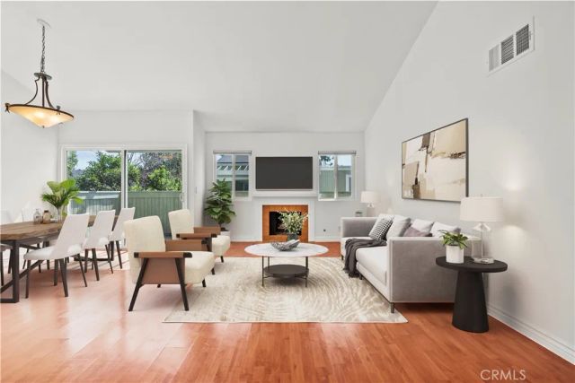 22117 Burbank 5, Woodland Hills, CA 91367