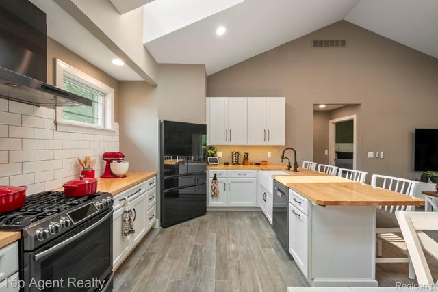 27593 Old Colony Street, Farmington Hills, MI 48334