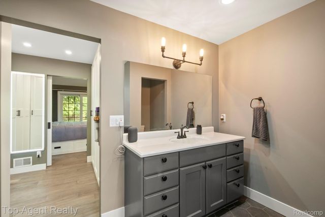 27593 Old Colony Street, Farmington Hills, MI 48334