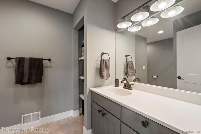27593 Old Colony Street, Farmington Hills, MI 48334