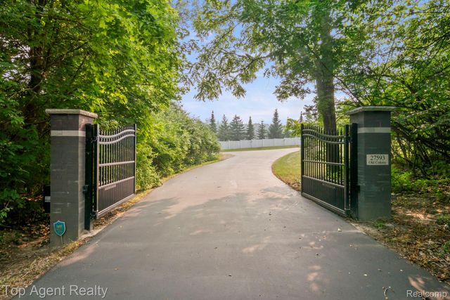 27593 Old Colony Street, Farmington Hills, MI 48334