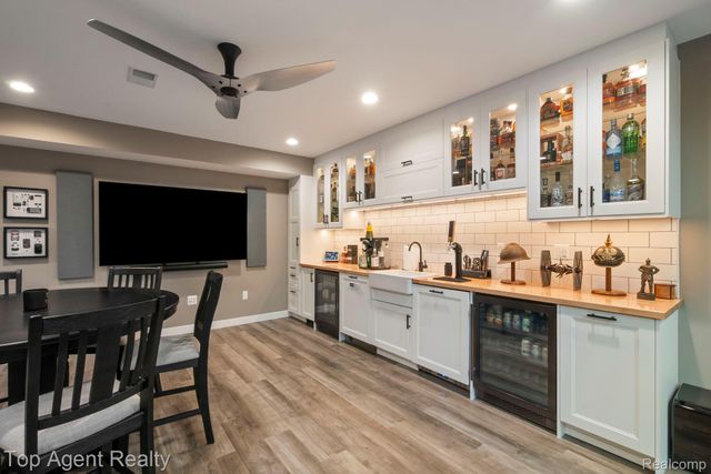 27593 Old Colony Street, Farmington Hills, MI 48334