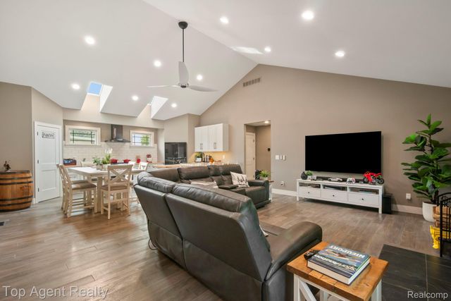 27593 Old Colony Street, Farmington Hills, MI 48334