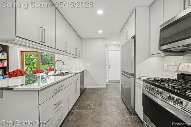 22098 Hillcrest Court, Trenton, MI 48183