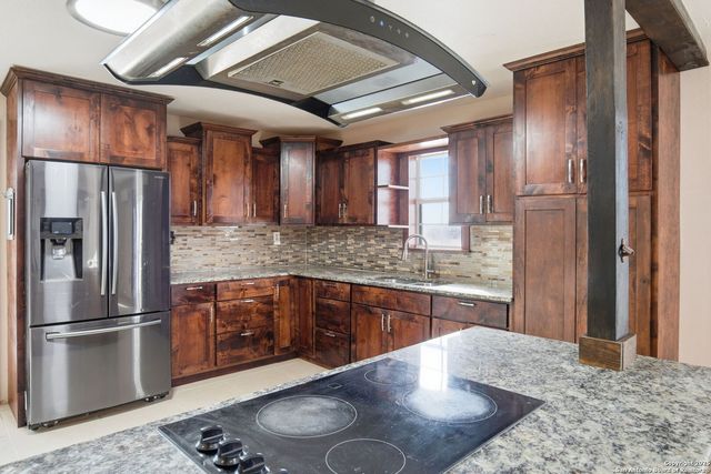 1037 county road 7711, Devine, TX 78016
