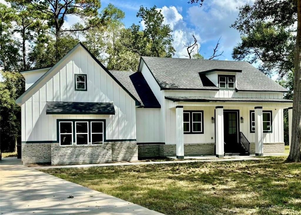 16 River Plantation Drive, Conroe, TX 77302