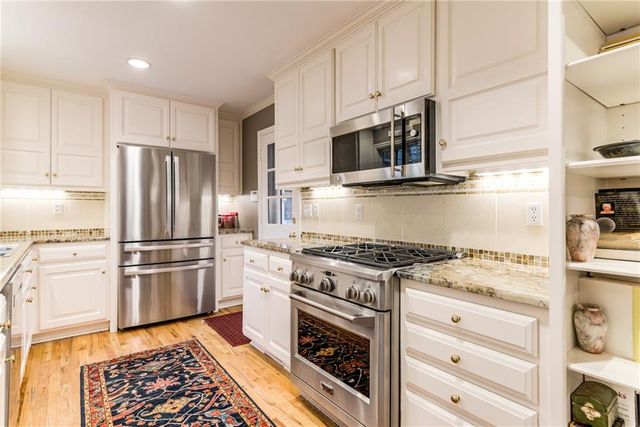 2032 W 96th Street, Leawood, KS 66206