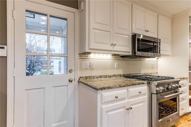 2032 W 96th Street, Leawood, KS 66206