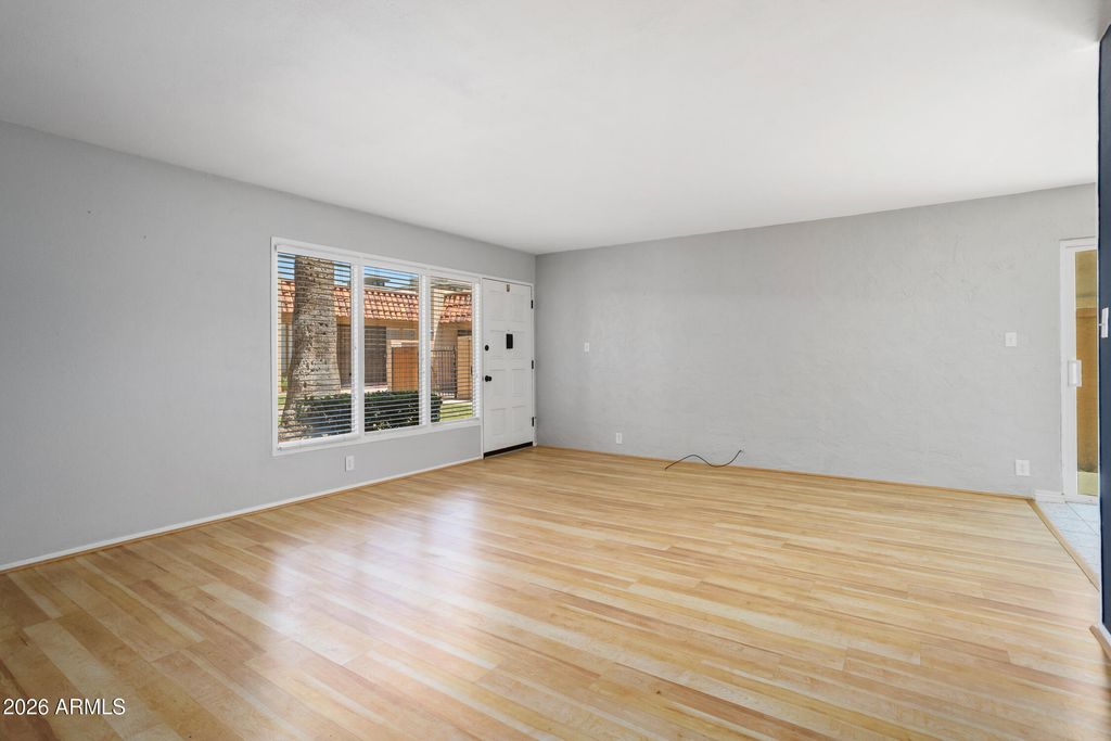Image 11 of property listing at 1320 E BETHANY HOME Road 102, Phoenix, AZ 85014