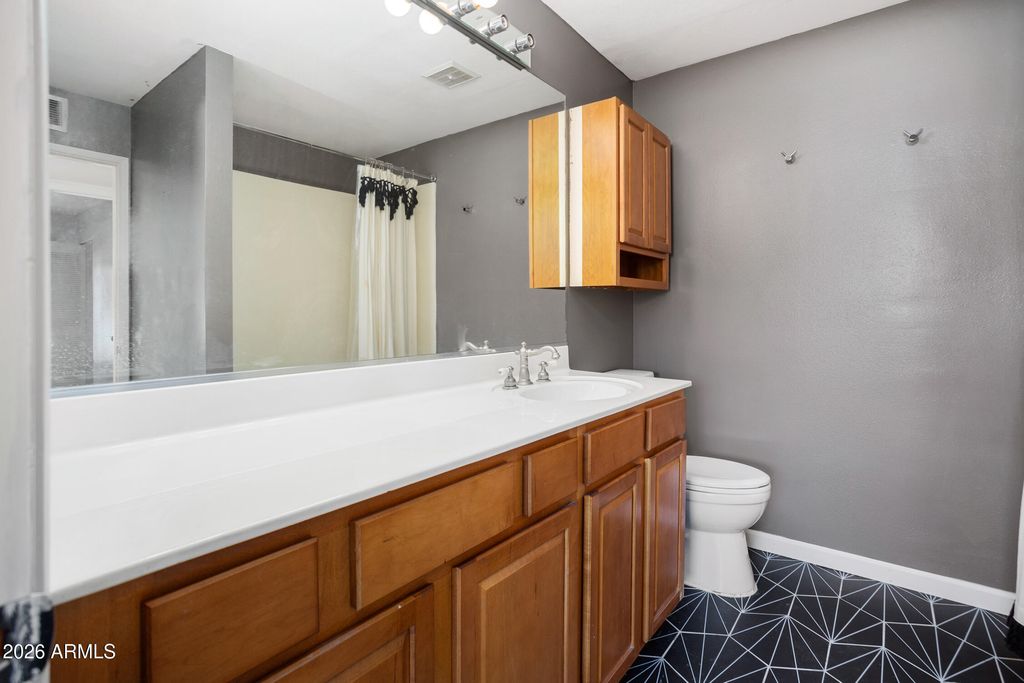 Image 26 of property listing at 1320 E BETHANY HOME Road 102, Phoenix, AZ 85014