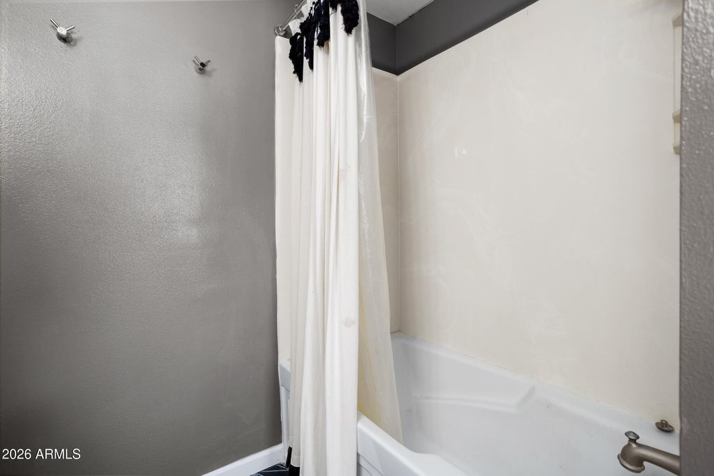 Image 27 of property listing at 1320 E BETHANY HOME Road 102, Phoenix, AZ 85014