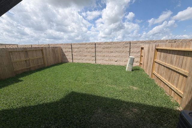 2211 Salinas Dr, Rosharon, TX 77583
