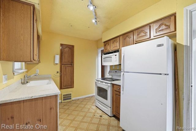 4172 Academy Street, Dearborn Heights, MI 48125