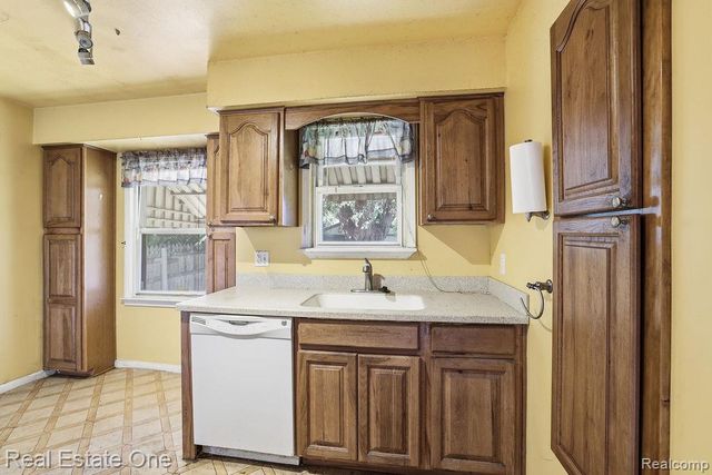 4172 Academy Street, Dearborn Heights, MI 48125