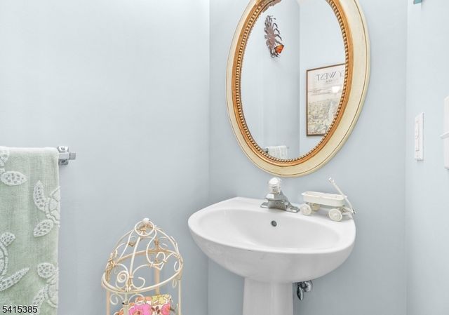 20 Chesterfield Ct, Raritan Twp., NJ 08822