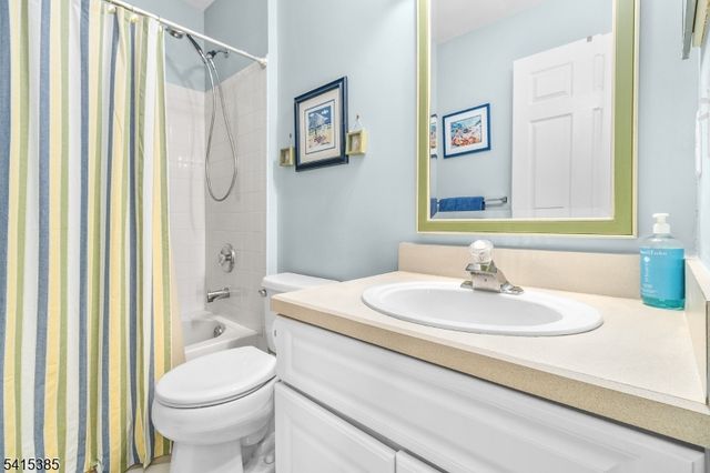 20 Chesterfield Ct, Raritan Twp., NJ 08822